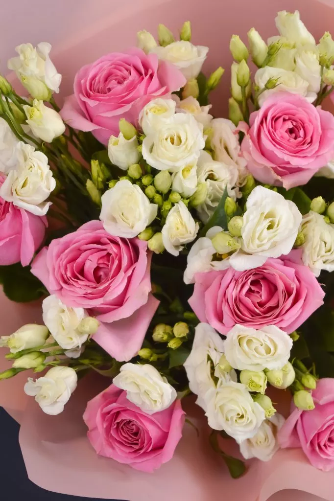 Букет с розами и эустомой