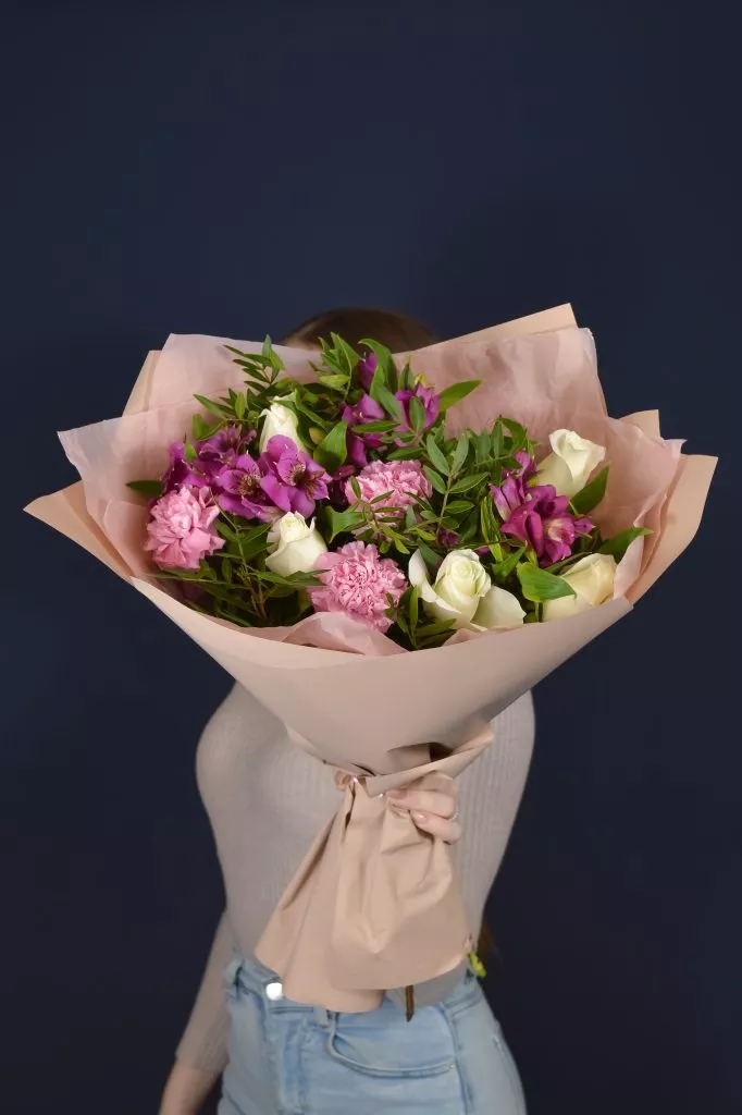 Букет с гвоздикой, фисташкой, розами и альстромериями