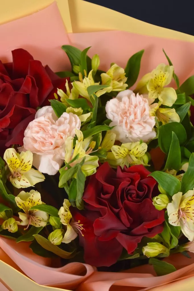 Букет с гвоздикой, розами и альстромериями