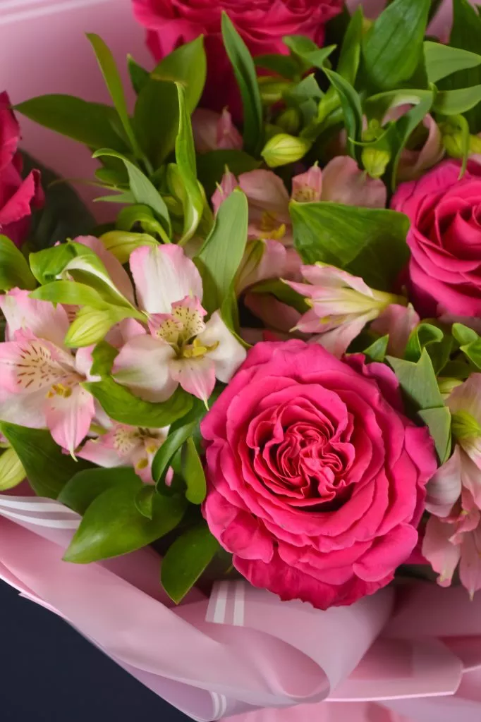 Букет с розами и альстромериями