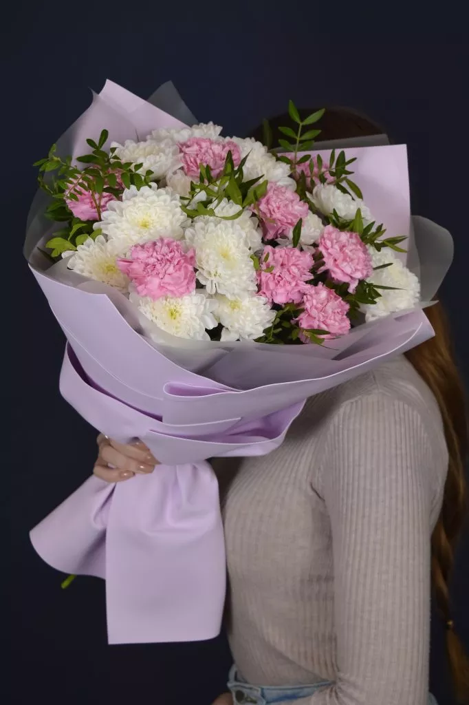 Букет с хризантемами, гвоздиками и фисташкой