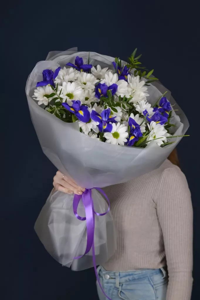 Букет с хризантемой и ирисами