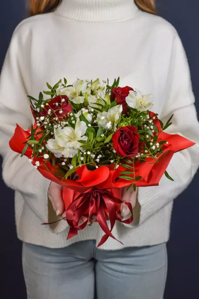 Композиция с розами, альстромериями и гипсофилой