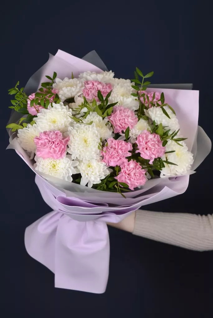 Букет с хризантемами, гвоздиками и фисташкой