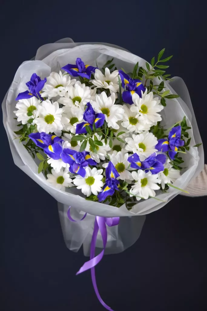 Букет с хризантемой и ирисами