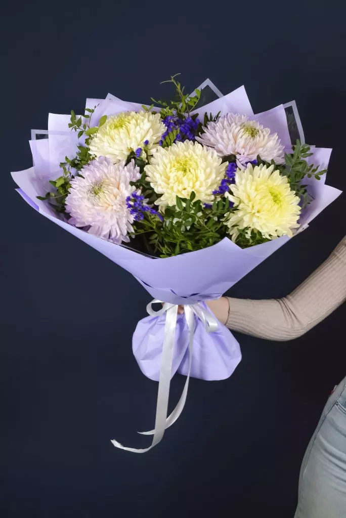 Букет с хризантемами и статицей