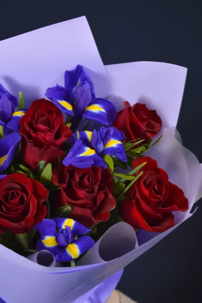 Букет из роз и ирисов