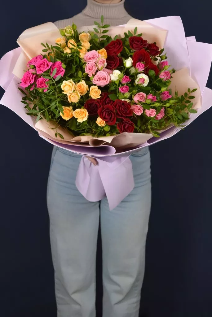 Букет с кустовыми розами и фисташкой