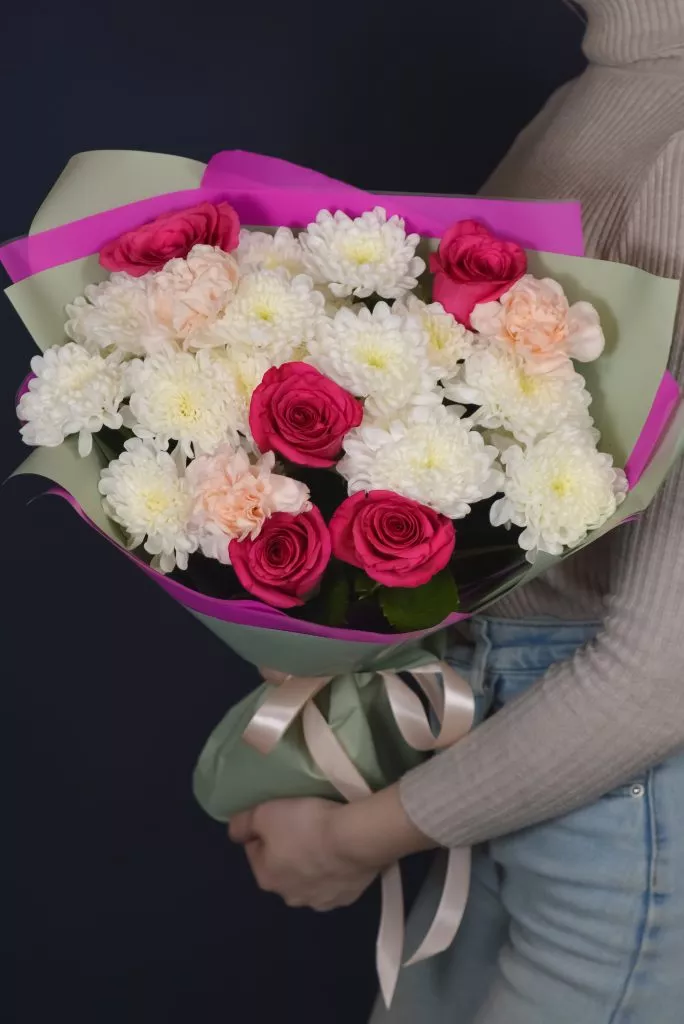 Букет с розами, гвоздиками и хризантемами