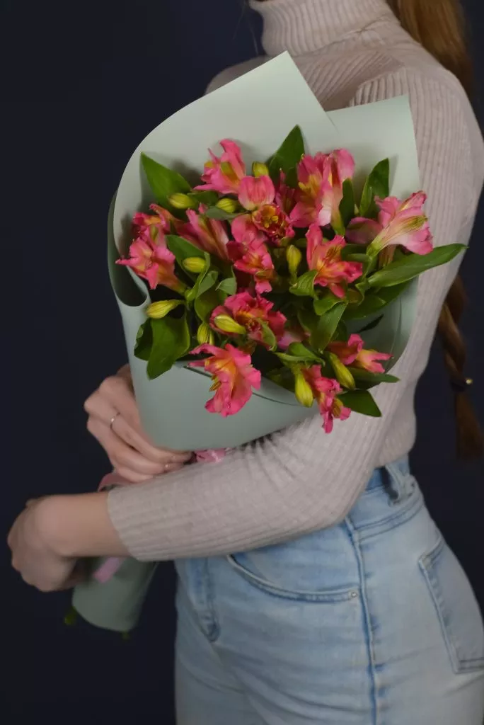 3 розовые альстромерии