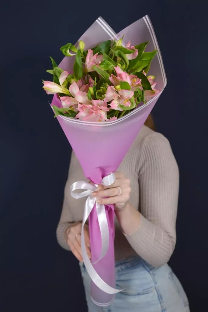 3 розовые альстромерии