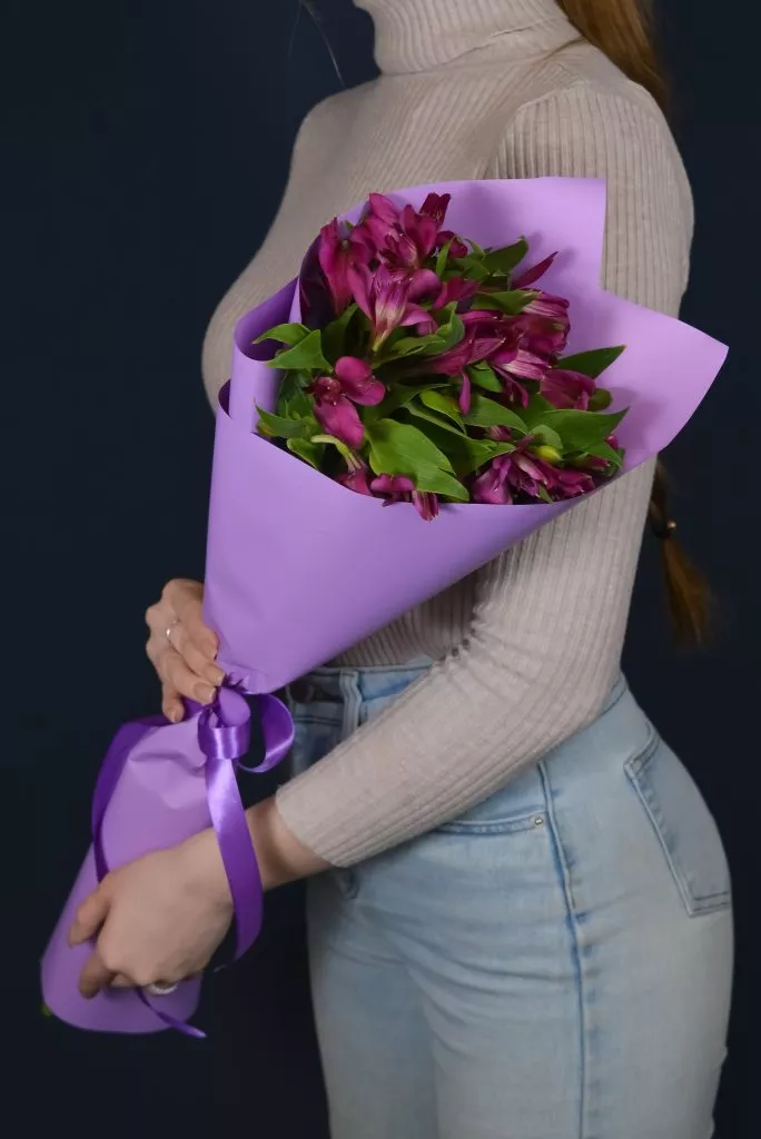 3 фиолетовые альстромерии