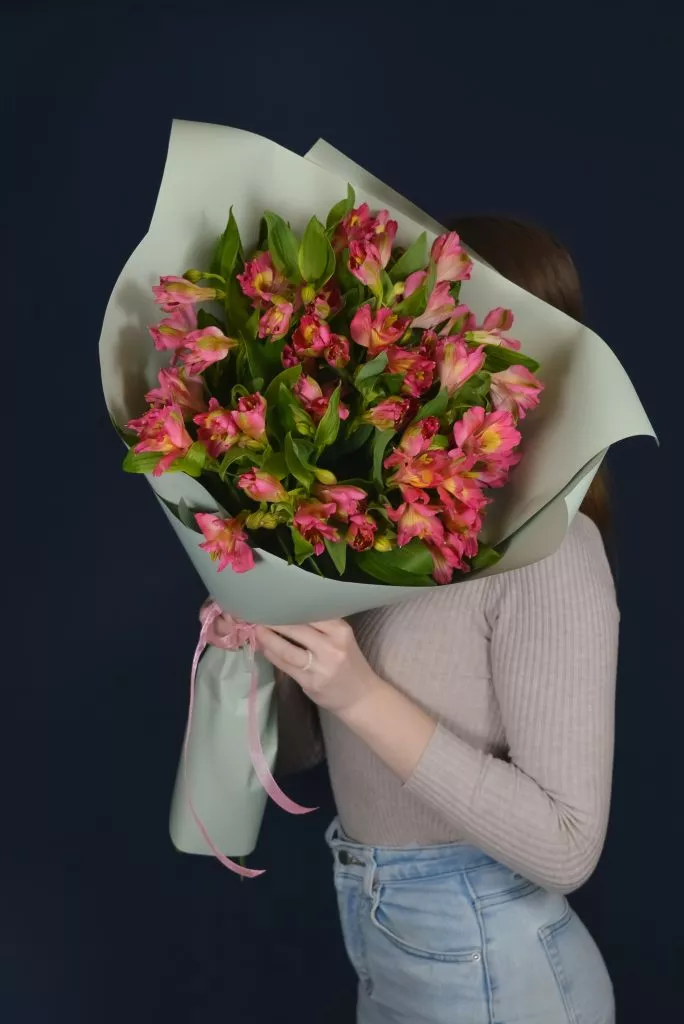 9 розовых ярких альстромерий