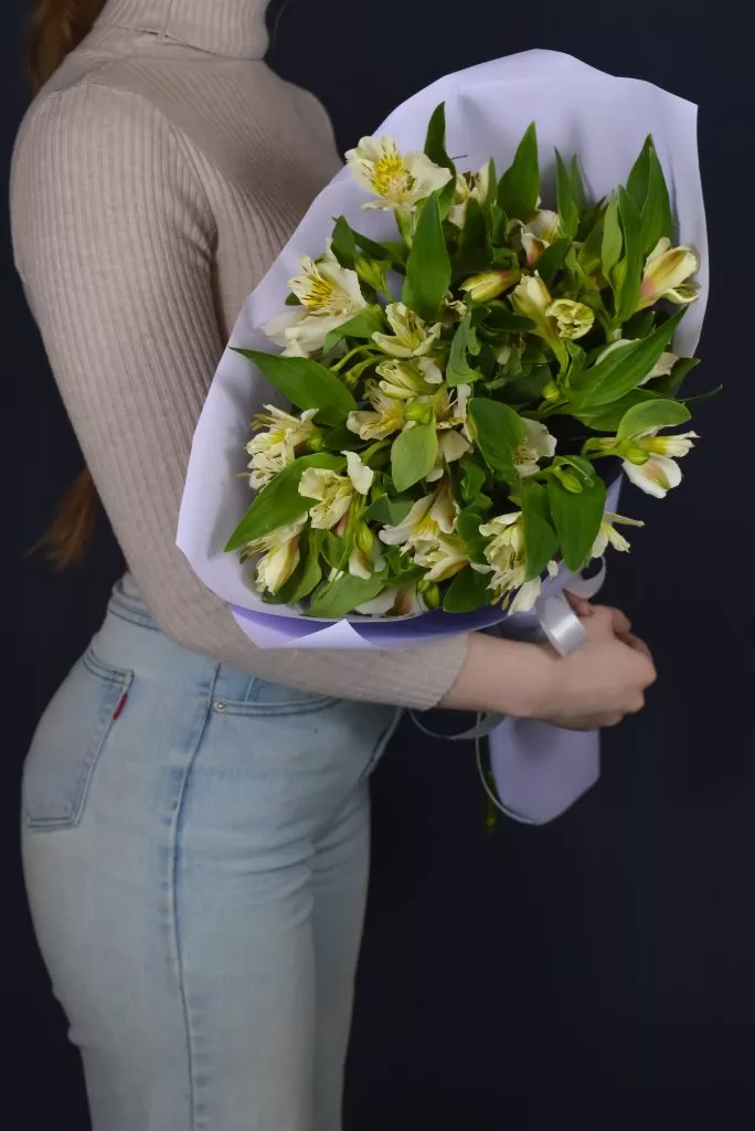 9 белых альстромерий