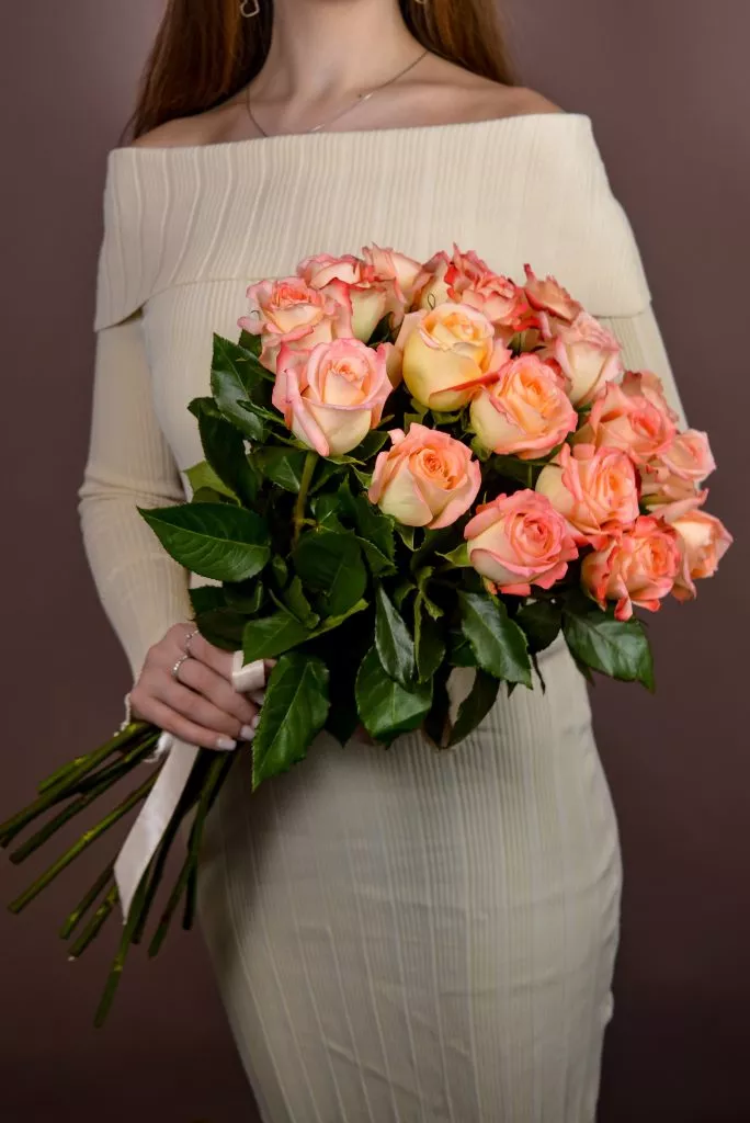 17 розовые розы Эквадор