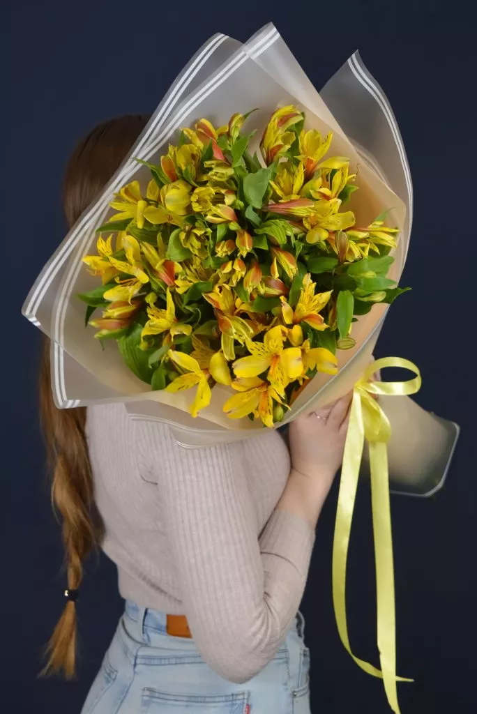 9 жёлтых альстромерий