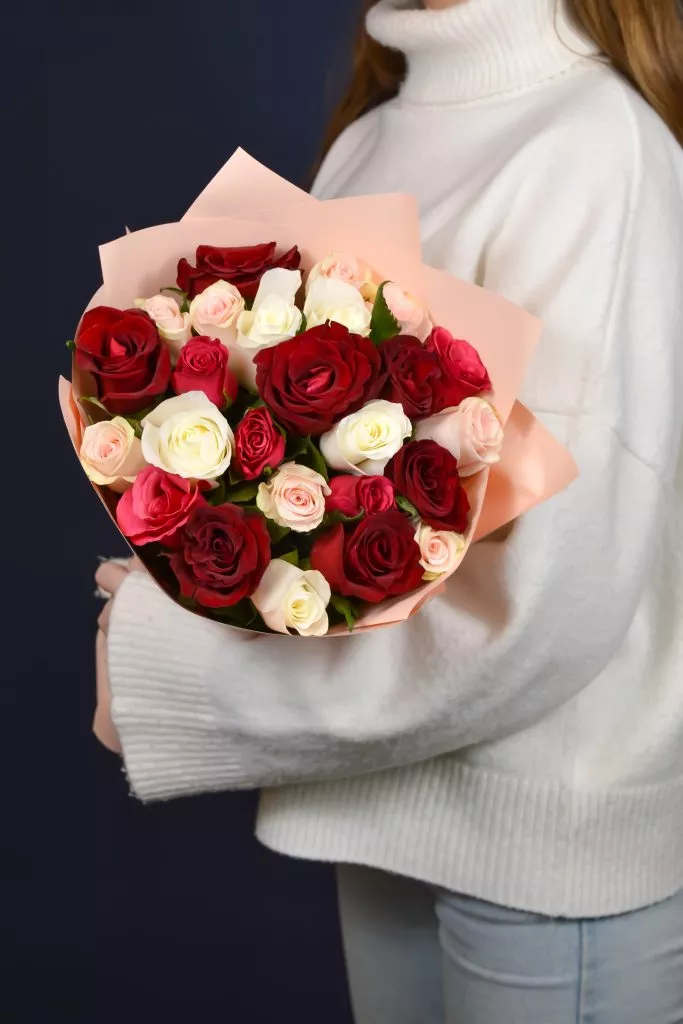 25 роз микс 40 см в оформлении