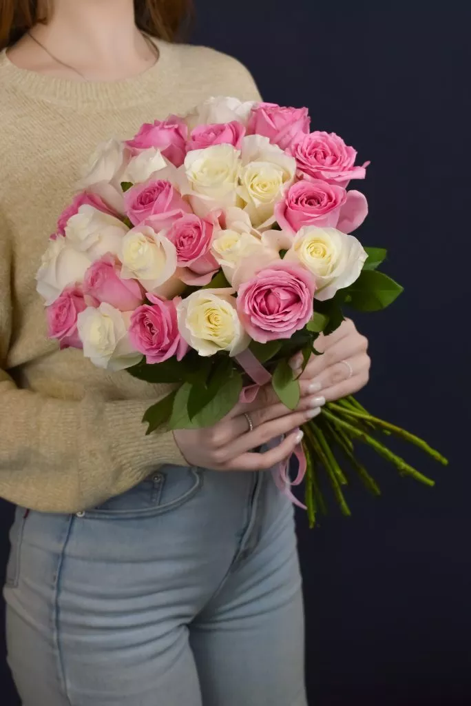 25 бело-розовых роз 40 см