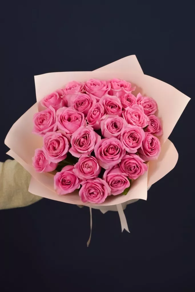25 розовых роз 40 см в оформлении