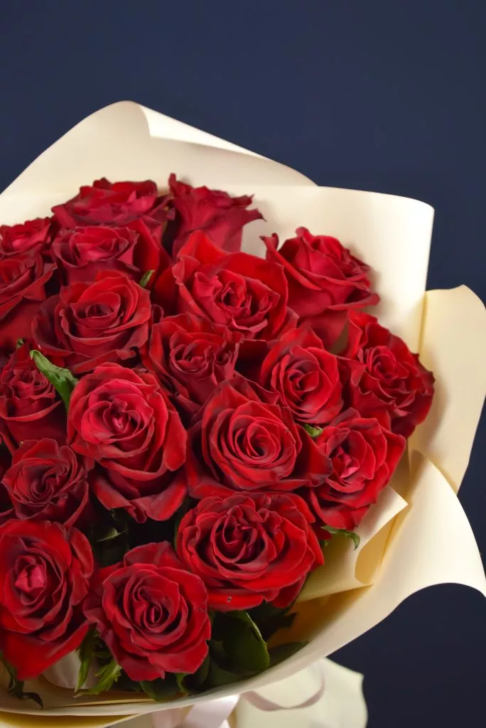 25 красных роз 40 см в оформлении
