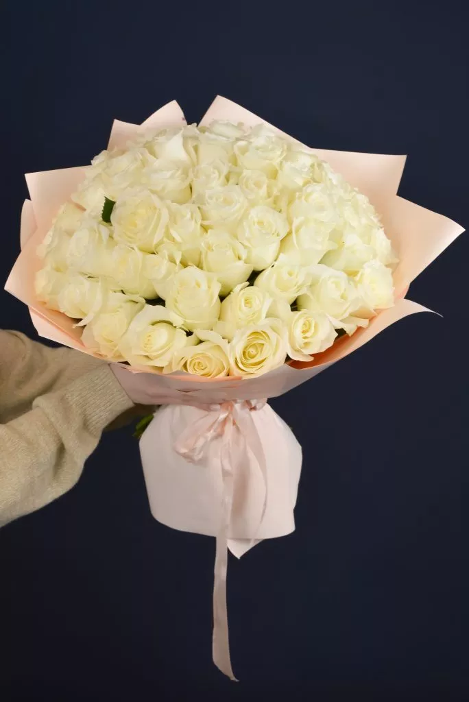 51 белая роза 40 см в оформлении