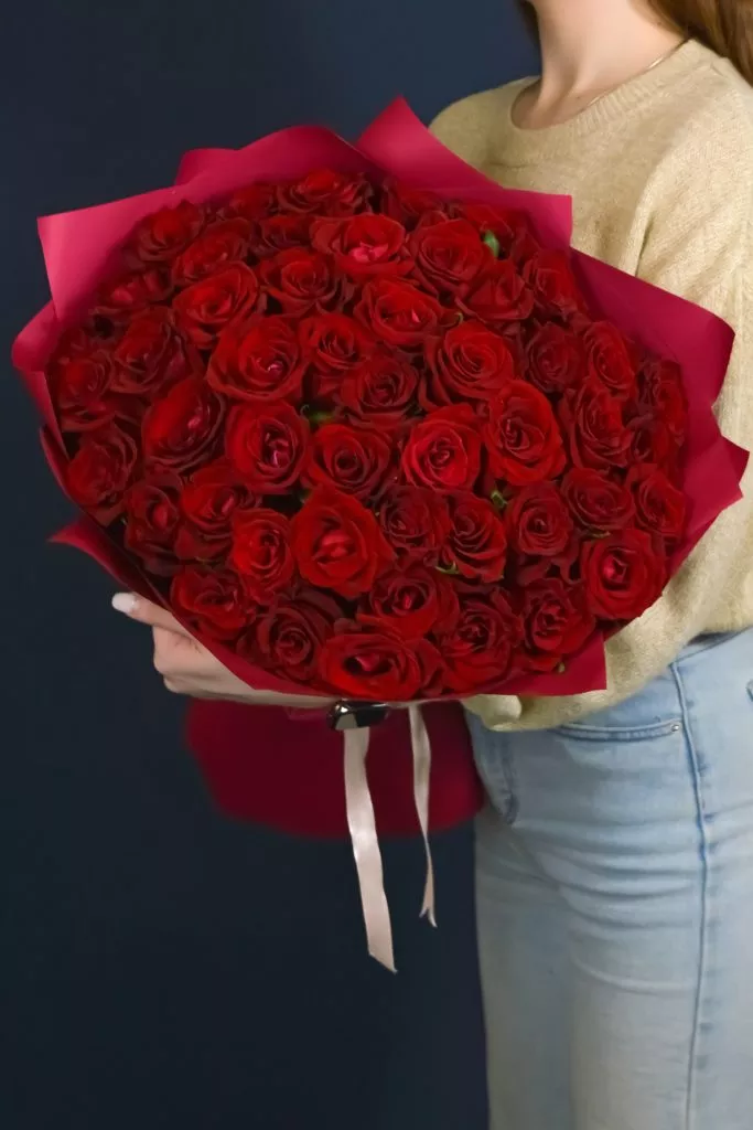 51 красная роза 40 см в оформлении