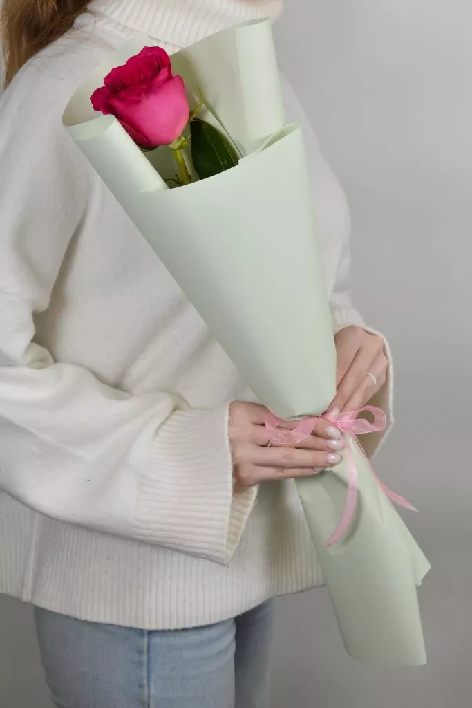 1 ярко розовая роза