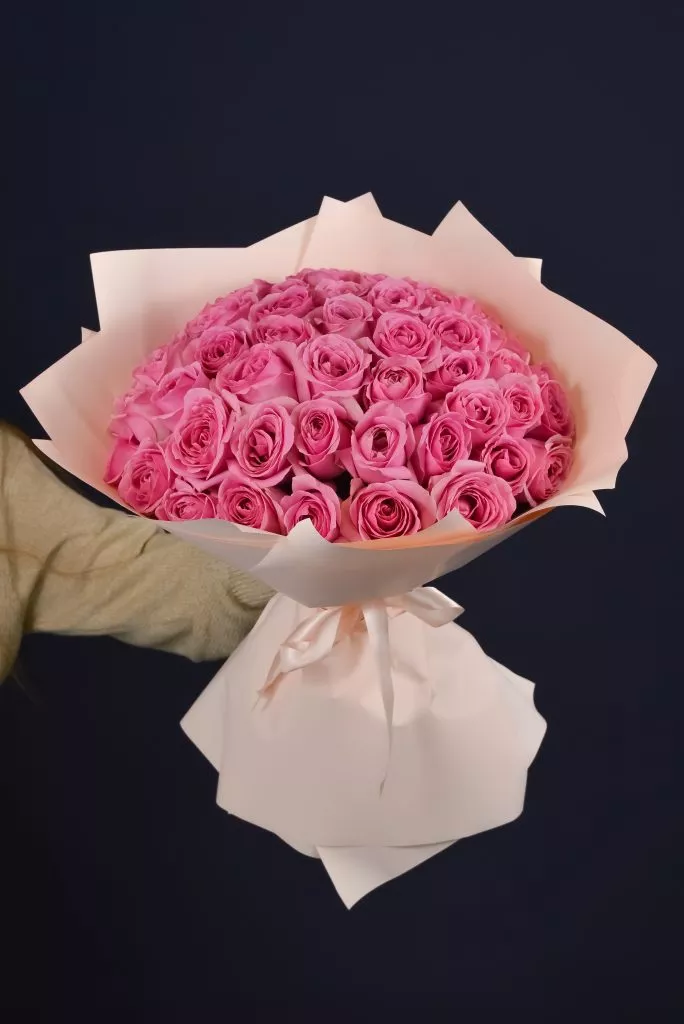51 розовая роза 40 см в оформлении