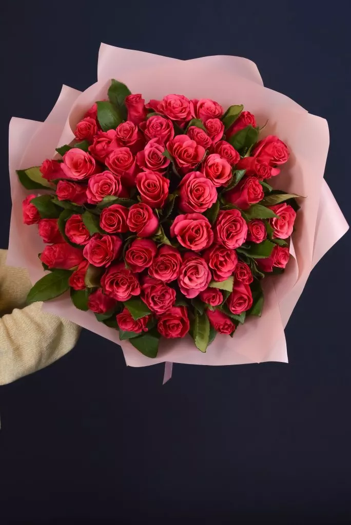 51 малиновая роза 40 см в оформлении