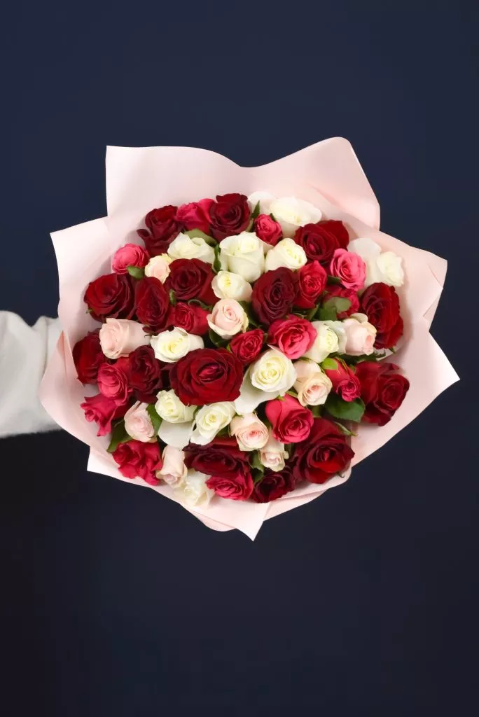 51 роза микс 40 см в оформлении