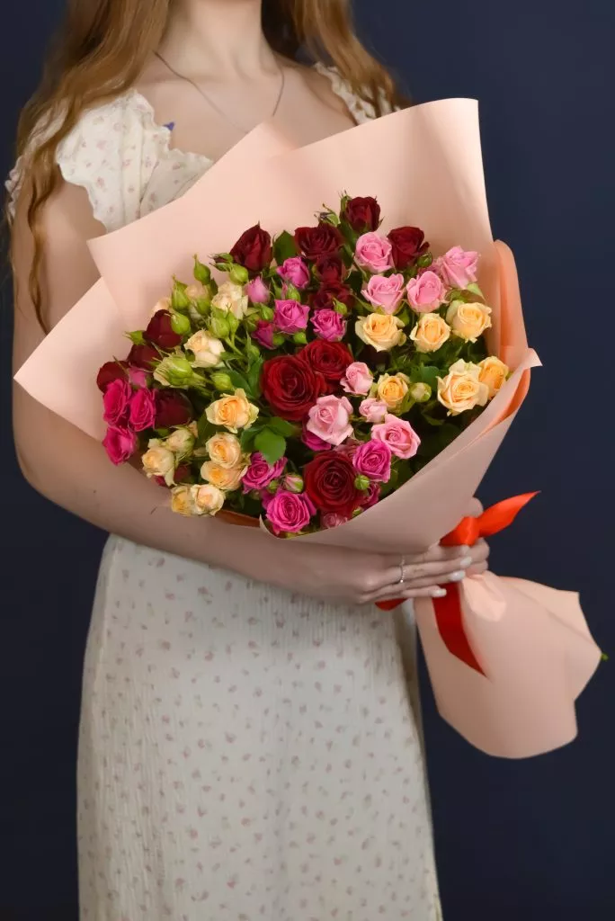 11 кустовых роз микс в оформлении