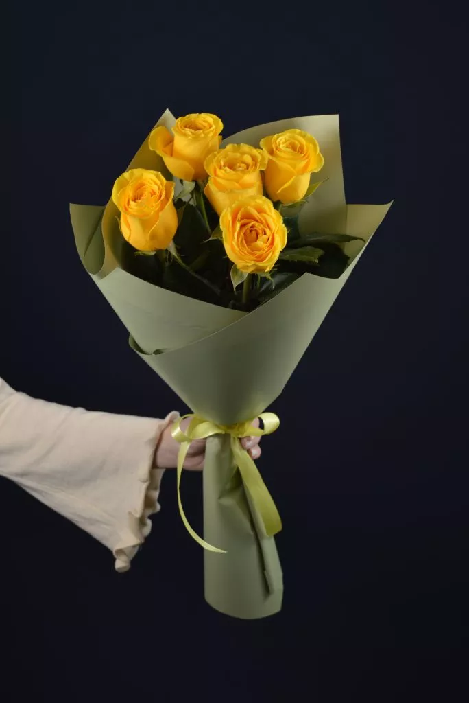 5 желтых роз