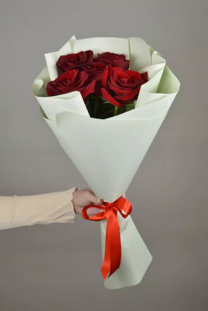 5 красных роз Эквадор