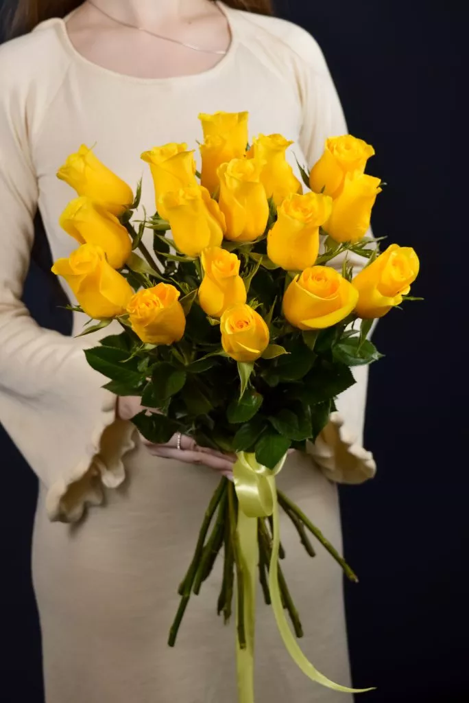 17 желтых роз