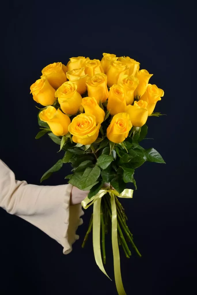 19 желтых роз