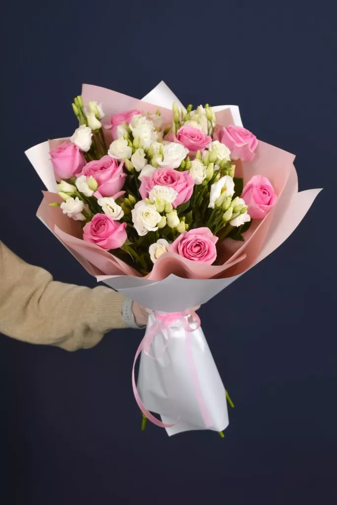 Букет с розами и эустомой