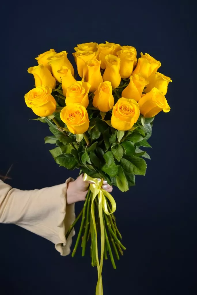 25 желтая роза
