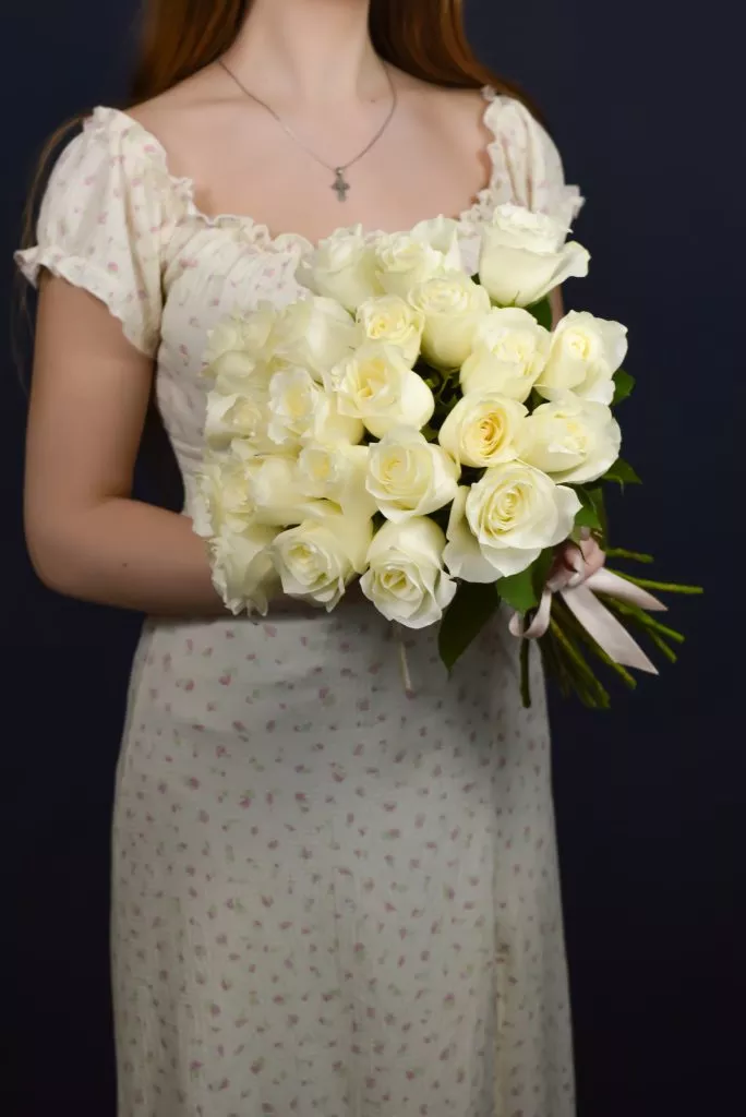 25 белых роз 40 см