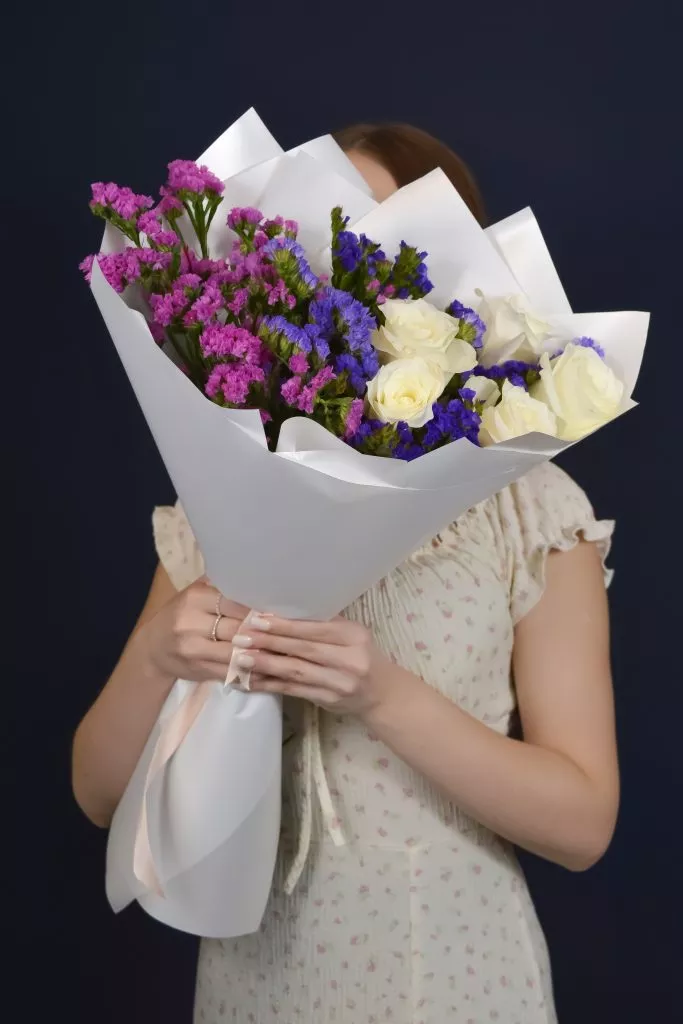 Букет с розами и статицей