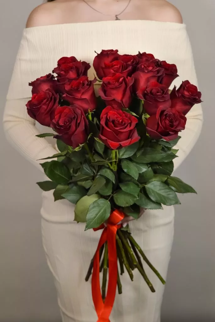 17 красных роз