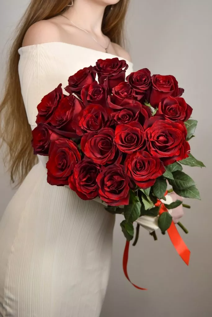 19 красных роз