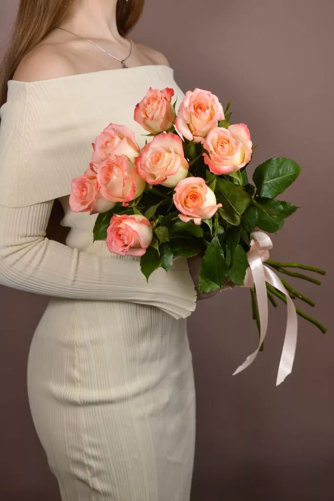 9 розовые розы Эквадор