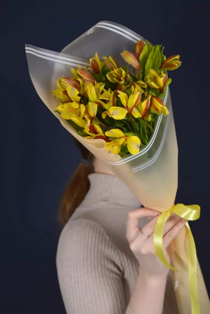 3 жёлтых альстромерии