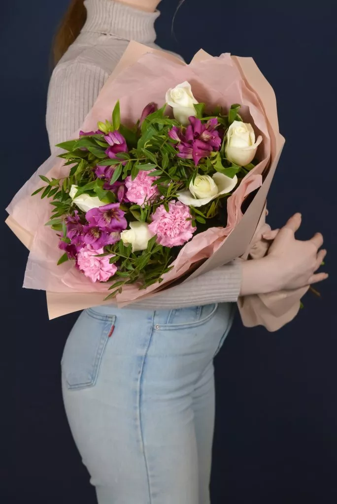 Букет с гвоздикой, фисташкой, розами и альстромериями