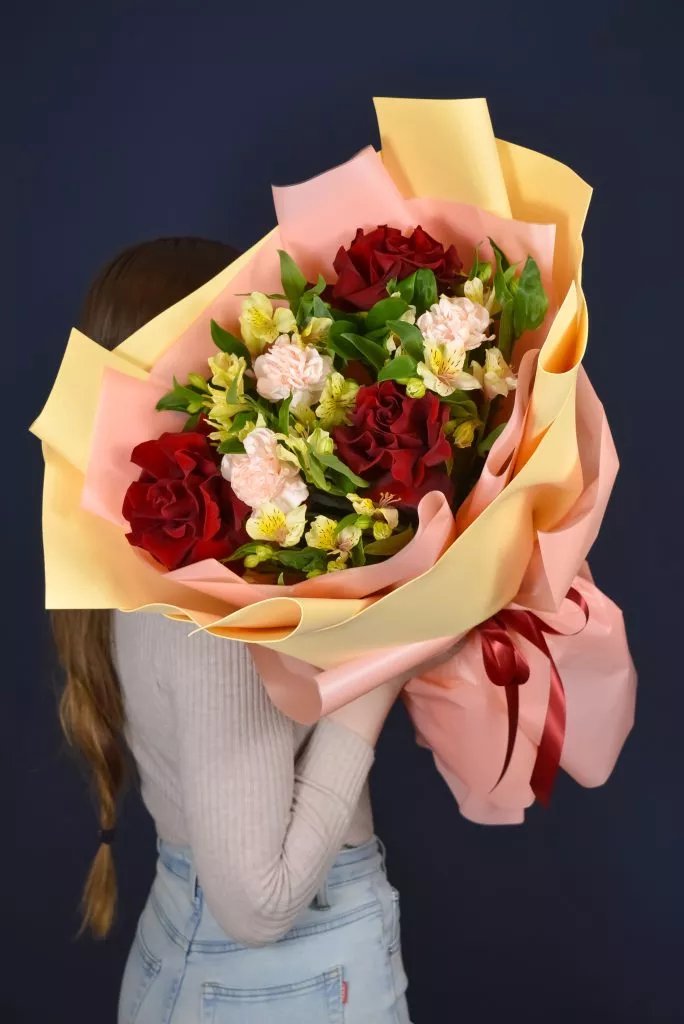 Букет с гвоздикой, розами и альстромериями