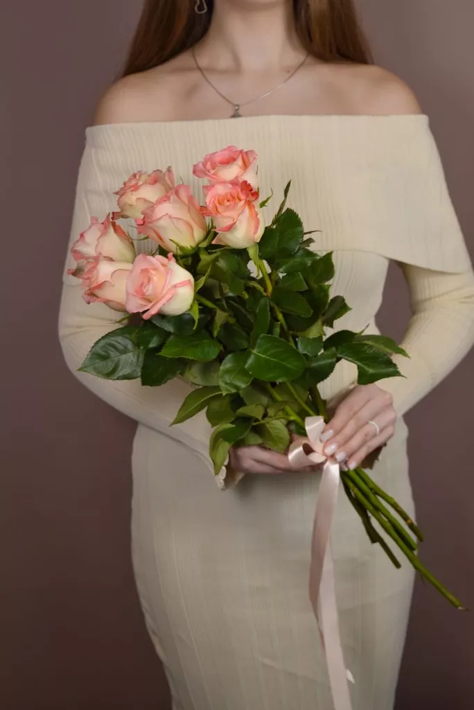 7 розовые розы Эквадор