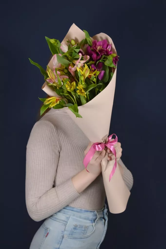 3 разноцветные альстромерии