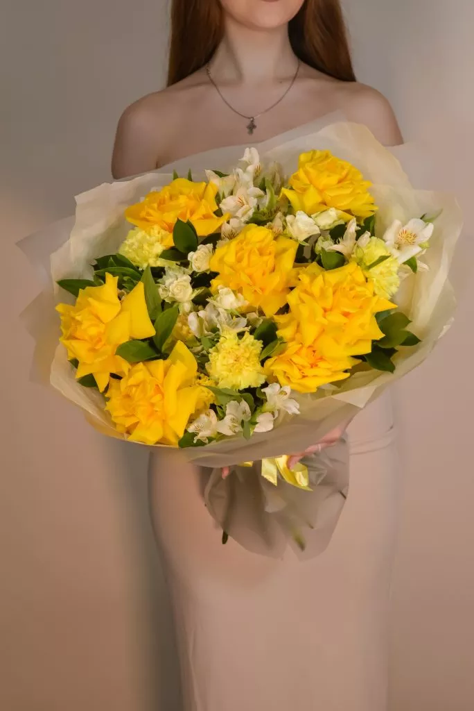 Букет с французской розой, альстромериями, кустовой розой, гвоздикой и рускусом