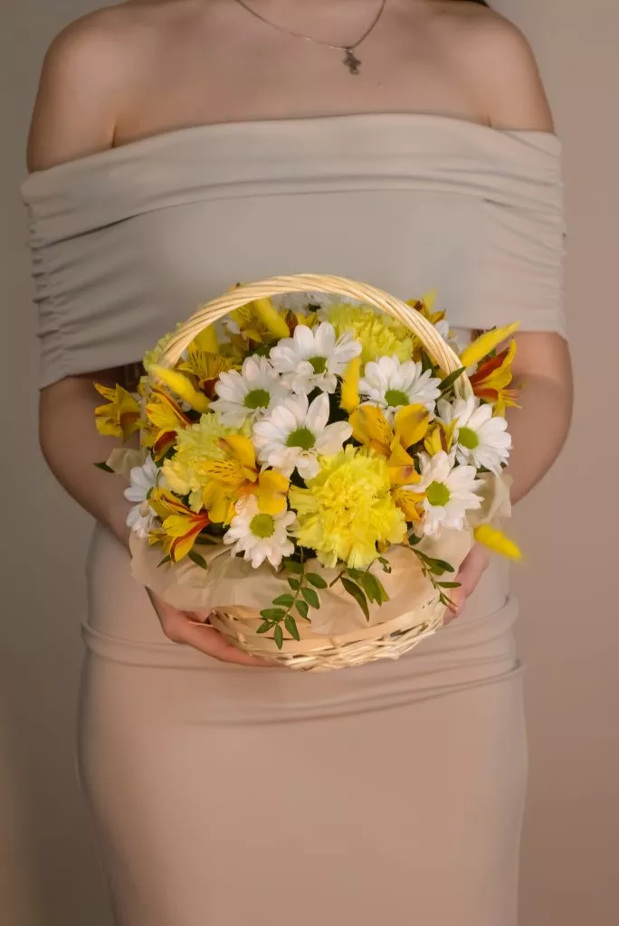 Корзина средняя с гвоздикой, лагурусом, хризантемой кустовой, альстромерией, фисташкой