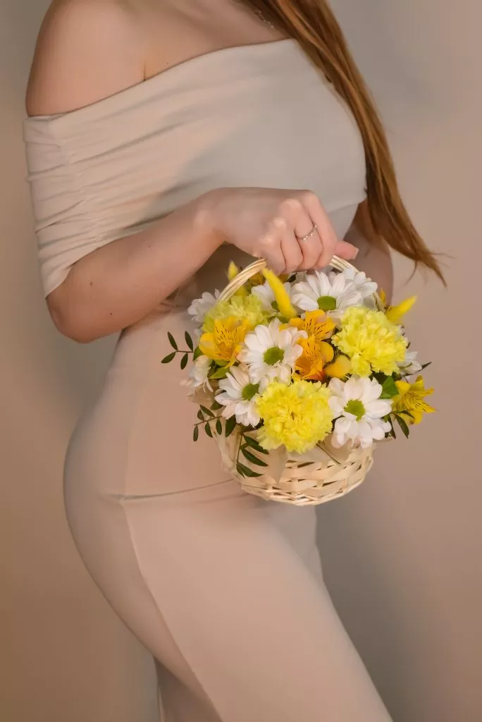 Корзина маленькая с гвоздикой, лагурусом, хризантемой кустовой, альстромерией и фисташкой